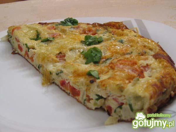 Puszysty omlet z warzywami i kiełbaską 