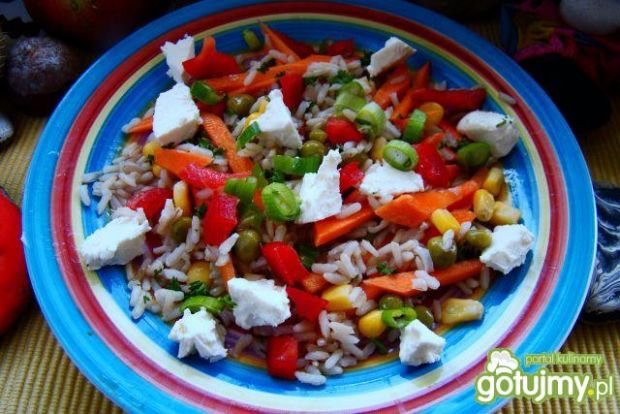 Pyszna sałatka ryżowa z warzywami 