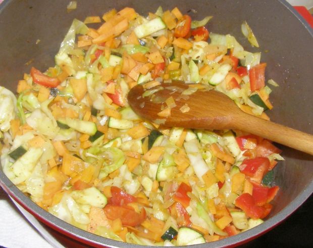 Pyszna sałatka warzywno- drobiowo-ryżowa