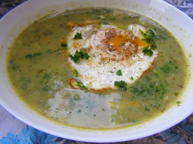 Pyszna zupa szczawiowa z sadzonym jajkiem