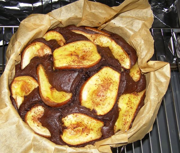 Pyszne ciasto kakaowe z borówką leśną i gruszkami