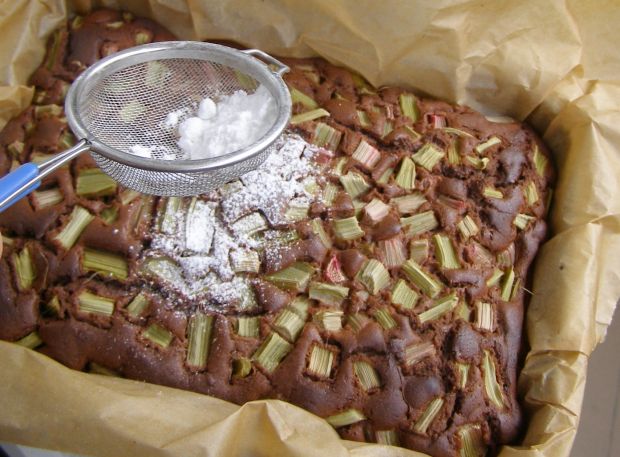 Pyszne ciasto kakaowe z chałwą i rabarbarem