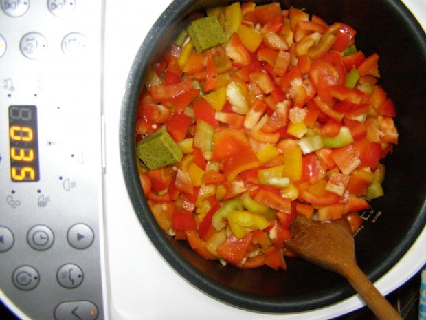 Pyszny gulasz z łopatki z warzywami na pikantnie