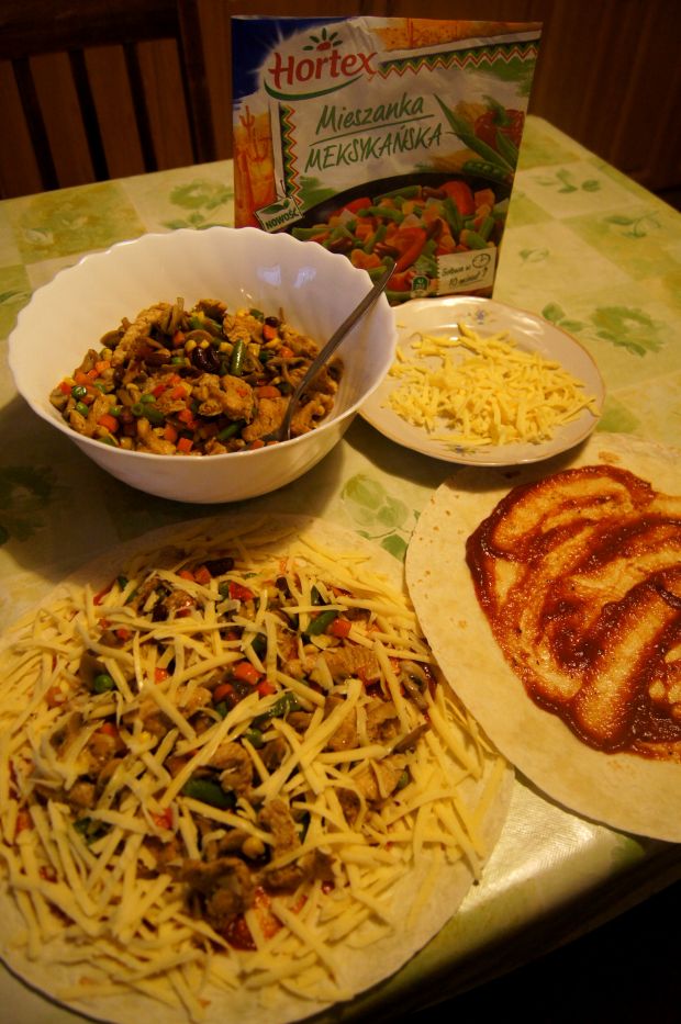 Quesadilla  z indykiem i warzywami