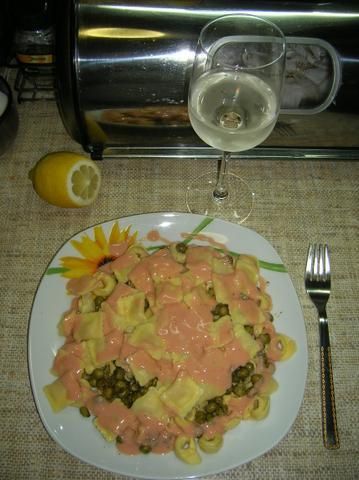 Ravioli i tortellini z groszkiem w sosie