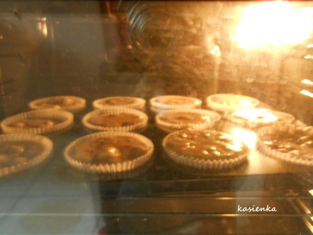 Razowe muffiny z malinami i białą czekoladą