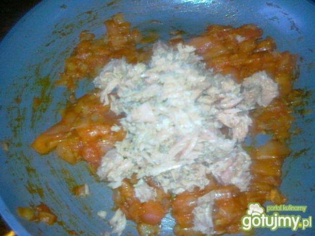 Razowy makaron z sosem tuńczykowym