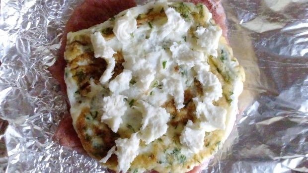 Rolada schabowa z białym omletem i mozzarellą