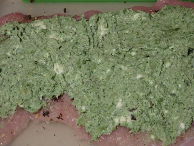 Rolada z indyka nadziewana brokułem