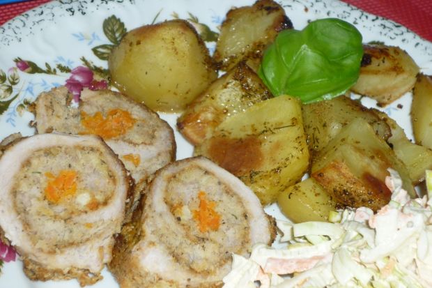 Rolada z szynki wieprzowej z mięsem i marchewką