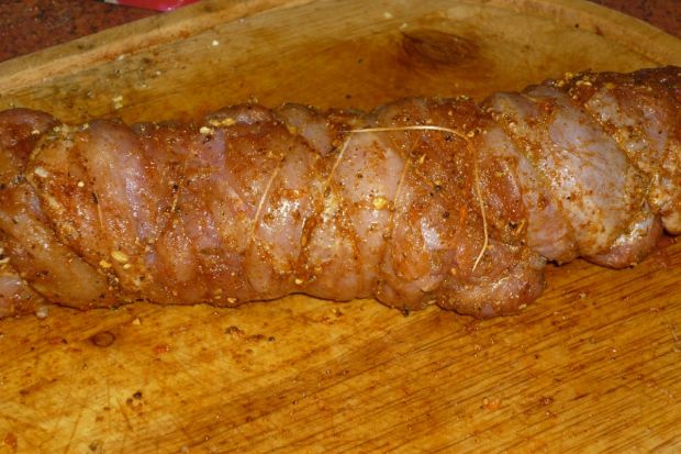 Rolada z szynki wieprzowej z mięsem i marchewką
