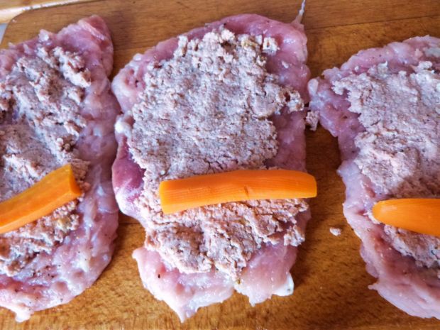 Roladki z gotowanym mięsem i marchewką