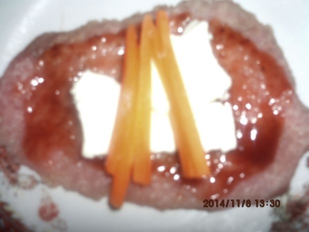 Roladki z ketchupem, serem feta i marchewką