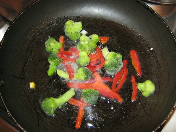 Roladki  z pastą brokułowo paprykową z dodatkami
