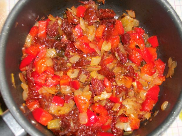 Roladki z suszonymi pomidorami i papryką