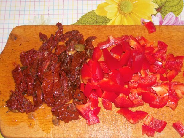 Roladki z suszonymi pomidorami i papryką