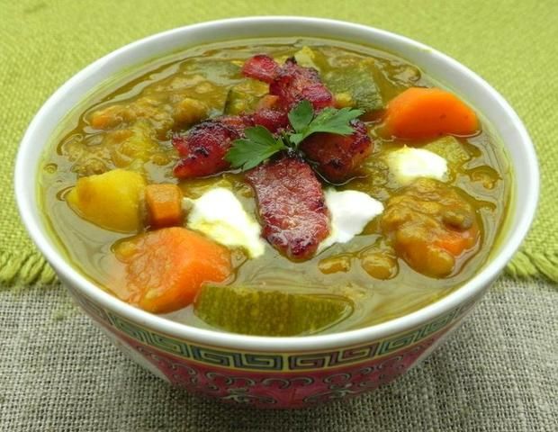 Rozgrzewająca zupa z soczewicy i cukinii
