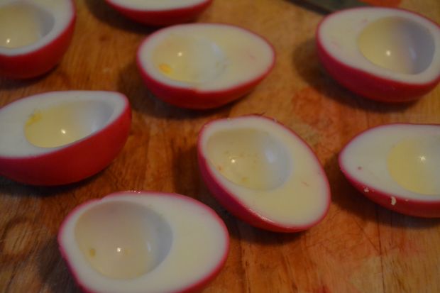 Różowe jajka faszerowane pastą z rzodkiewką