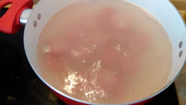 Różowe kluski ziemniaczane z sosem serowym