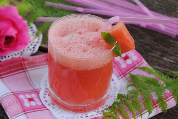 Różowy-arbuzowy drink