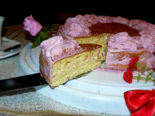 Różowy tort z musem karmelowym 