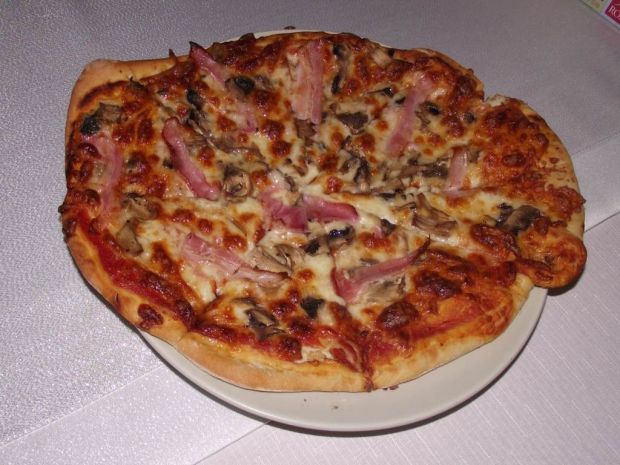 Rumiana pizza na ziołowym spodzie  