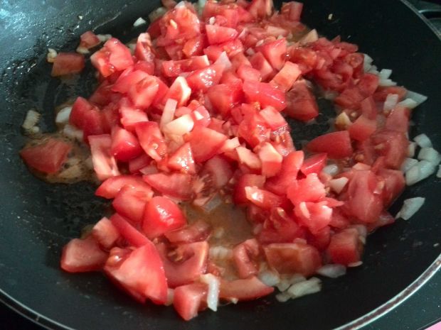 Rurki w sosie pomidorowym z tuńczykiem.