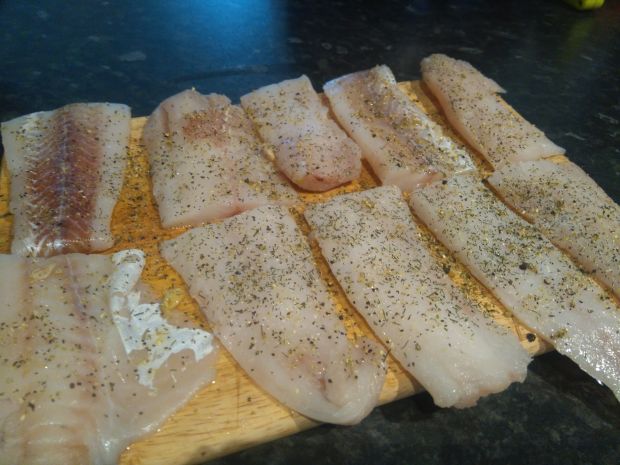 Ryba gotowana na parze z pure i marchewką.