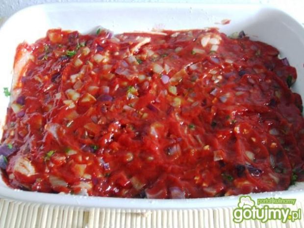 Ryba pieczona pod pierzynką pomidorową