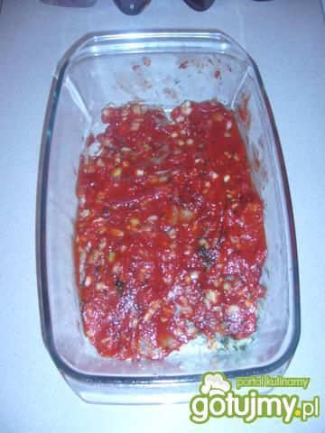 Ryba pieczona w sosie pomidorowym.