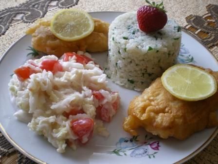 Ryba w cieście z ziołowym ryżem i sałatk