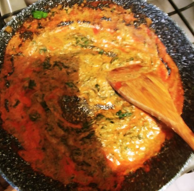 Ryba w sosie pomidorowo - szpinakowym