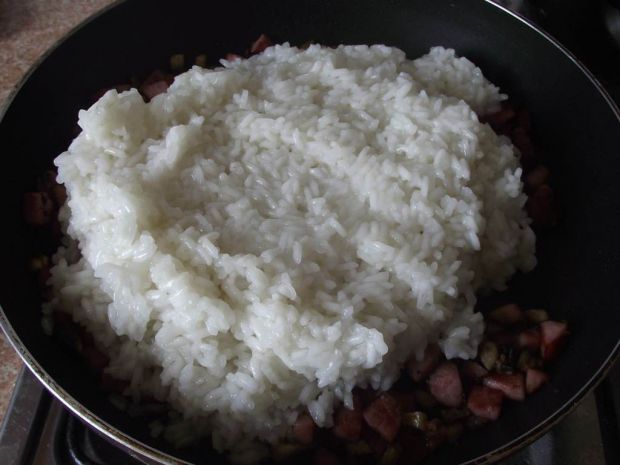 Ryż po chłopsku z kiełbasą i pieczarkami 