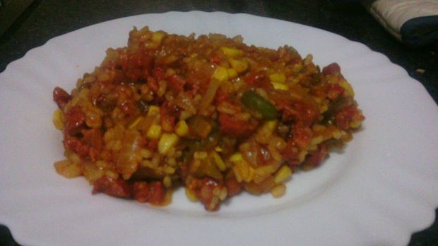 Ryż z chorizo i pikantnym sosem