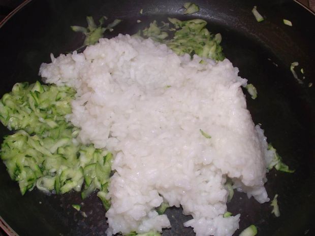 Ryż z cukinią i wędzonym kurczakiem 