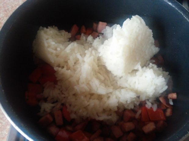 Ryż z grillowaną kiełbaską i papryką