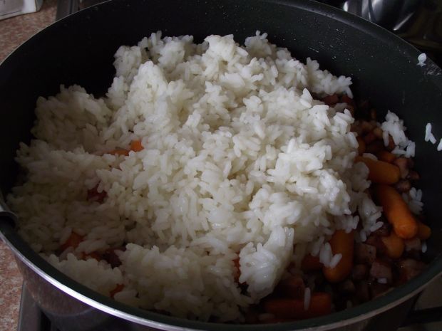 Ryż z marchewką, boczkiem i nutą pomidorów