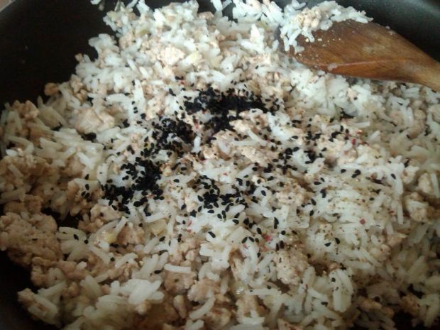 Ryż z mięsem i czarnuszką na ostro 