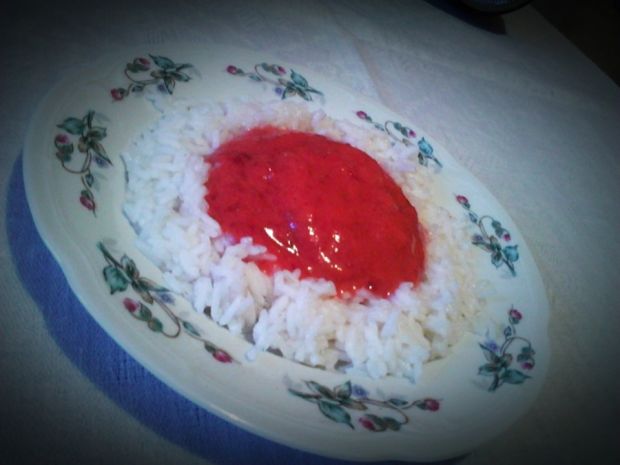 Ryż z sosem truskawkowym 
