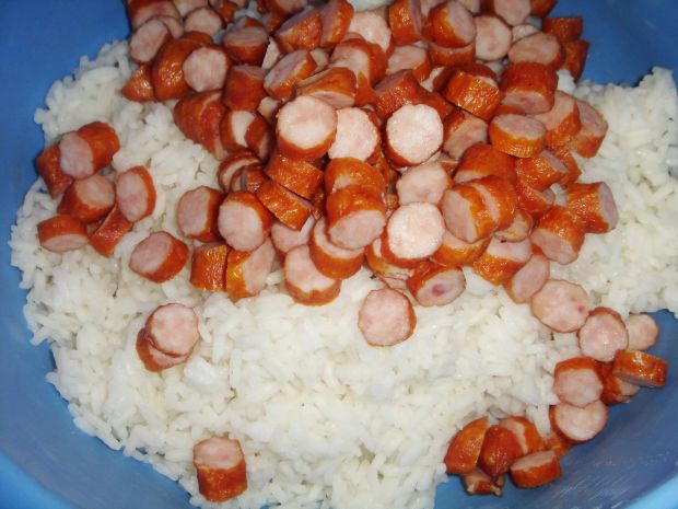 Ryżowa sałatka z kabanosami i rzodkiewką