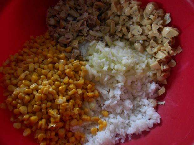 Ryżowa sałatka z ogórkiem i kurczakiem