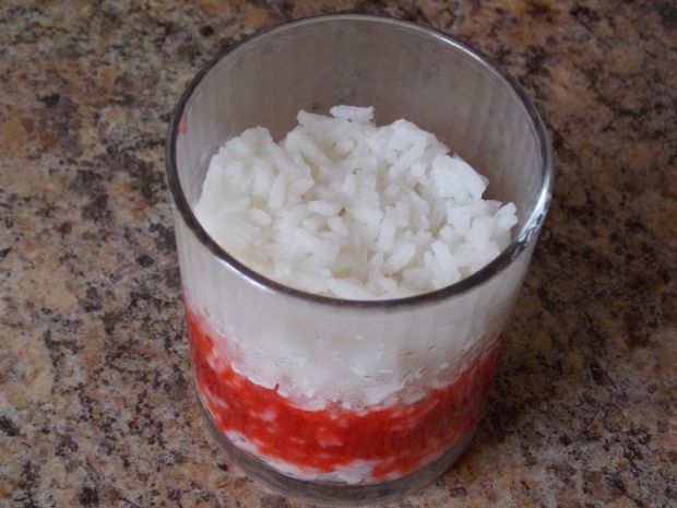 Ryżowy deser z musem truskawkowym
