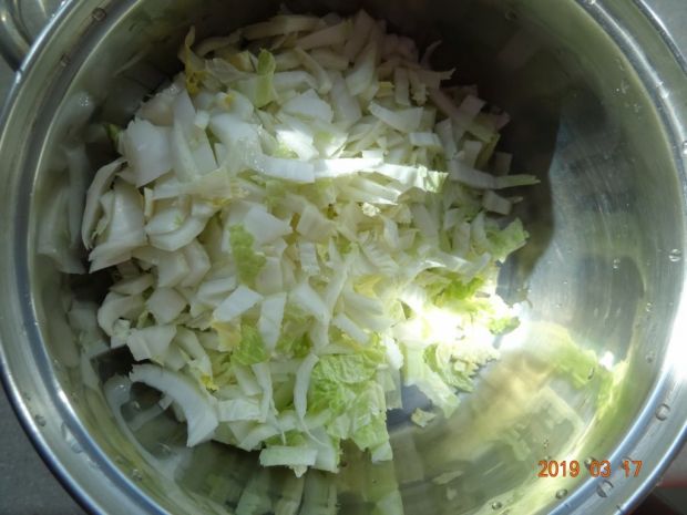 Rześka sałatka z sosem czosnkowym