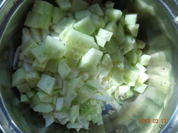 Rześka sałatka z sosem czosnkowym