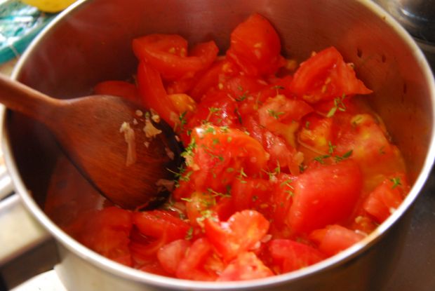Sakiewki z makaronem w sosie pomidorowym