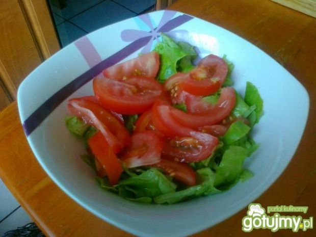 Sałata dębowa z pomidorem