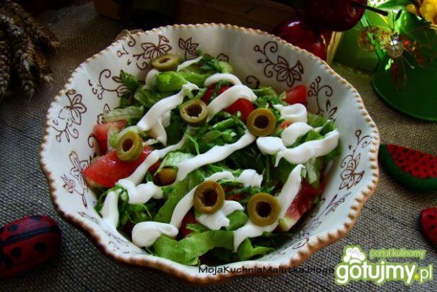 Sałata obiadowa z oliwkami 