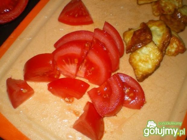 Sałata z oscypkiem, pomidorem i żurawiną