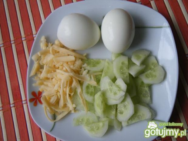 Sałata z szynką, jajkami i ogórkiem