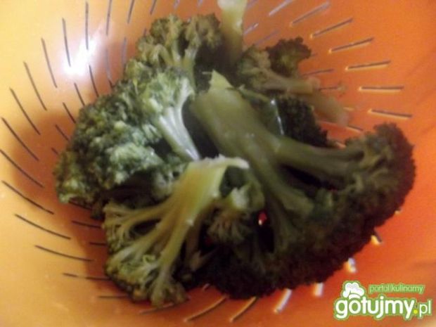 Sałatka brokułowa z fetą i słonecznikiem